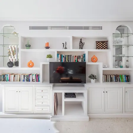 New Charming By The With Swimming Pool, Parking & Tennis Court Apartment *