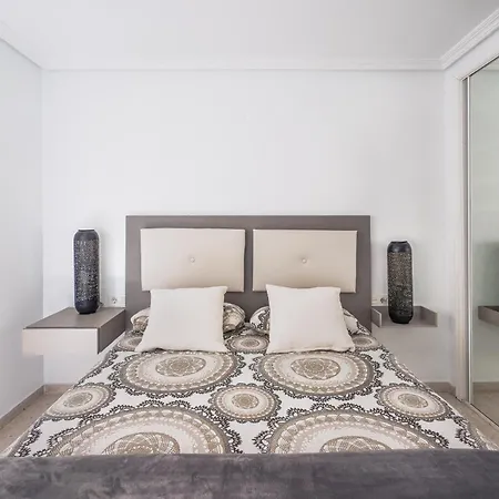 New Charming By The With Swimming Pool, Parking & Tennis Court *
