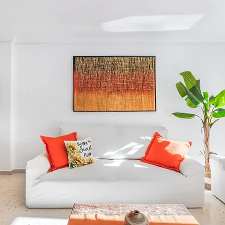 New Charming By The With Swimming Pool, Parking & Tennis Court